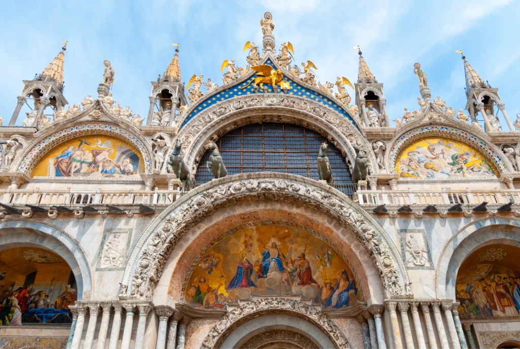 besuch der markusbasilika in venedig italien