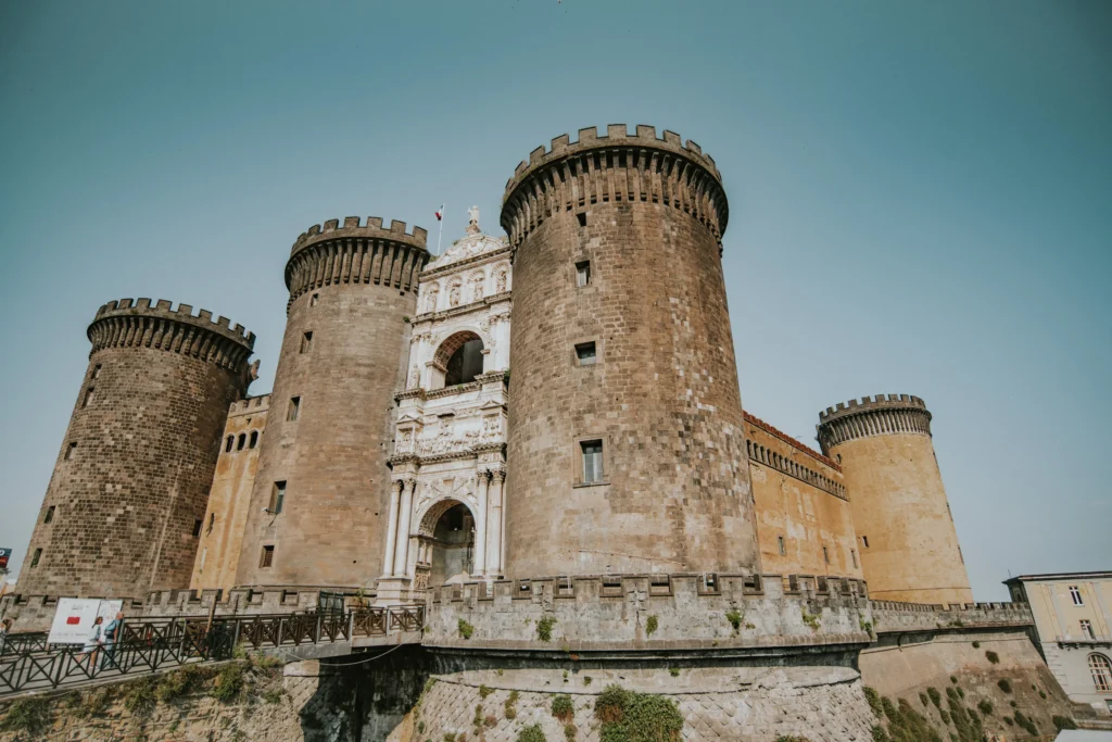 Castel Nuovo besuchenswerter Platz in Neapel