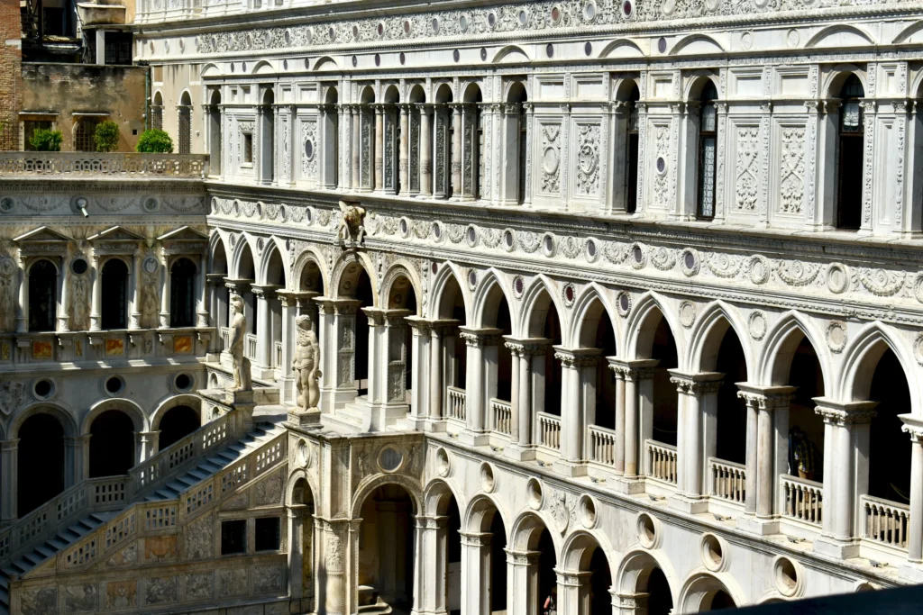 Blick auf den Innenhof des Dogenpalastes