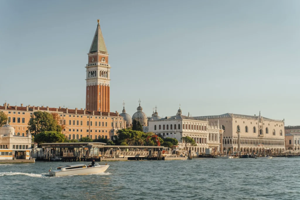 oeffentlicher verkehr mit dem boot venedig