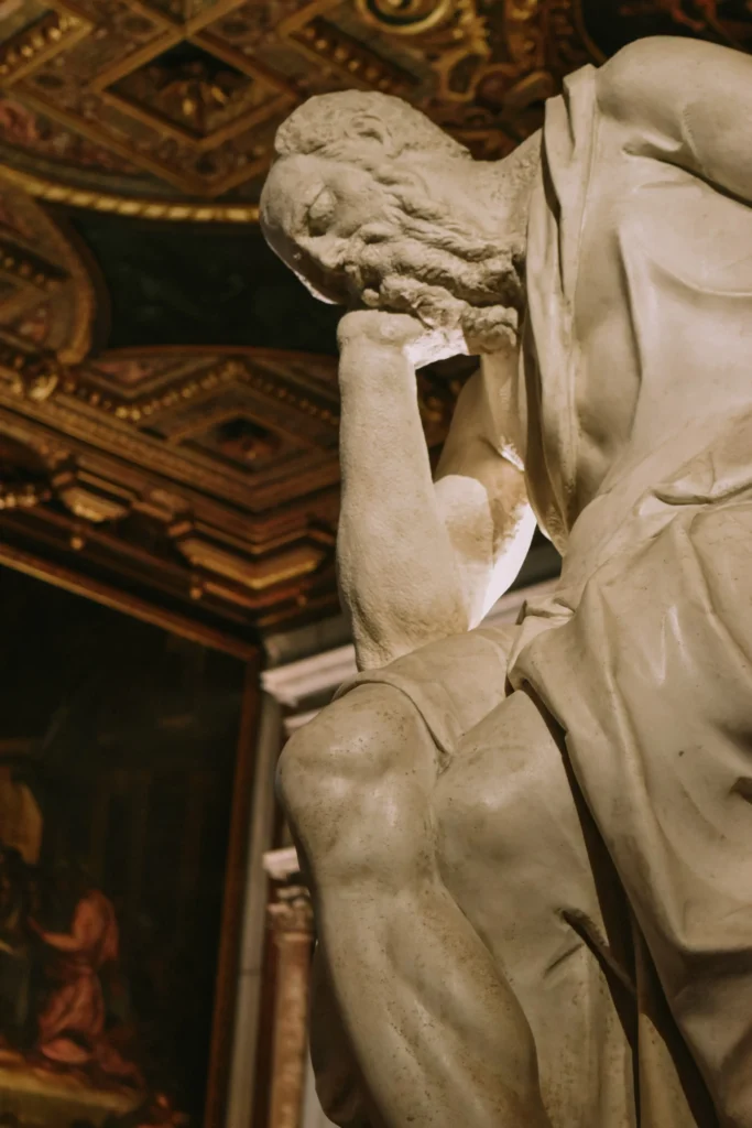 statue in der scuola grande von venedig