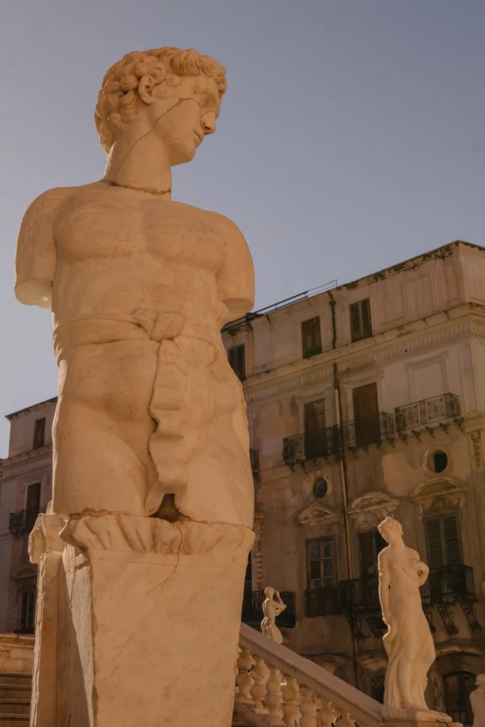 Statue auf der Piazza Pretoria in Palermo in Sizilien, Italien