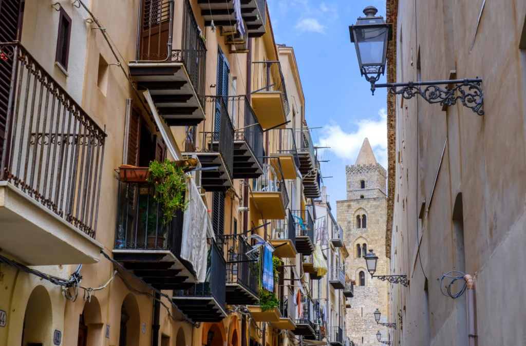 Straße in Cefalù zum Übernachten in Sizilien