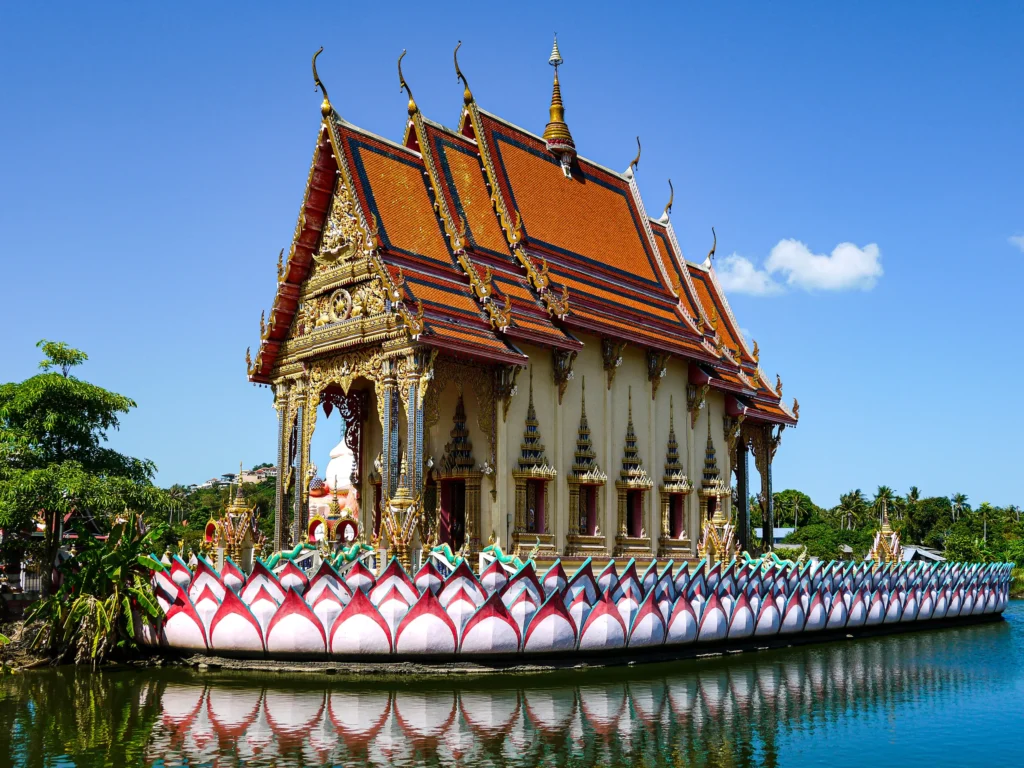 Besuchen Sie einen Tempel in Koh Samui, Thailand