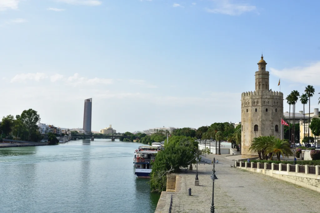 Torre del Oro im El Arenal-Viertel