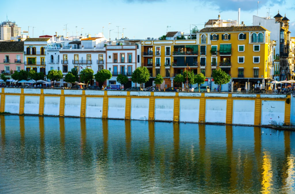 Das Triana-Viertel vom Guadalquivir aus gesehen