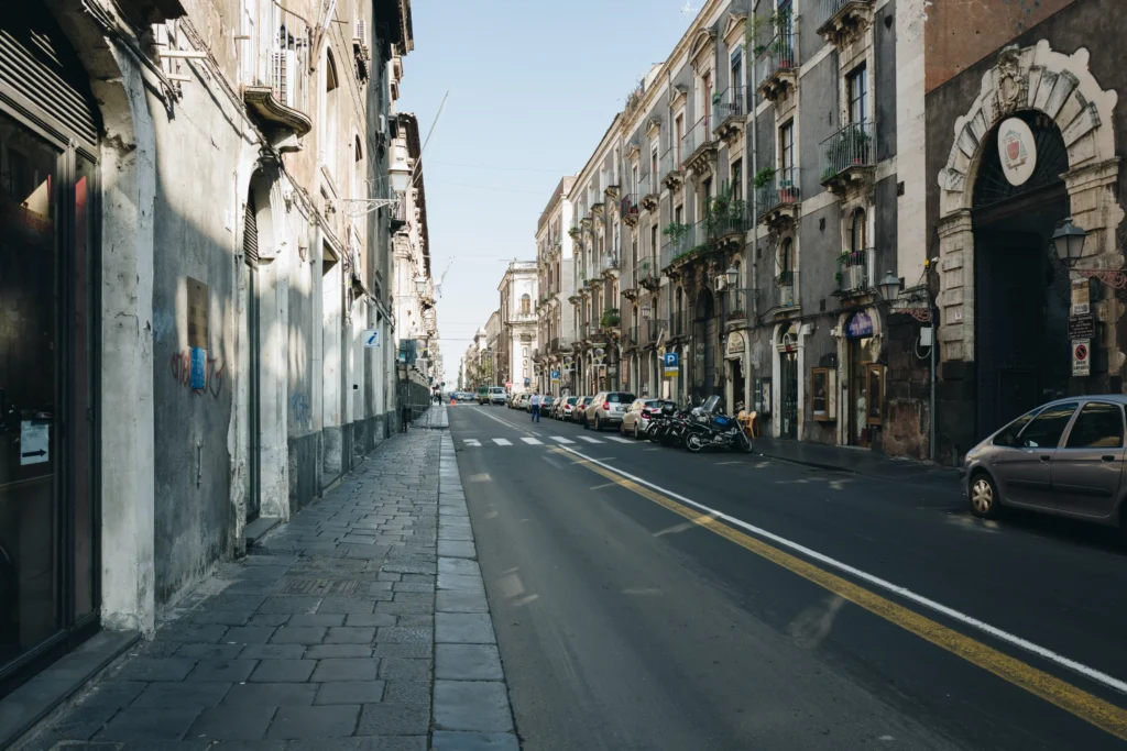 Eine Straße in Catania, Sizilien