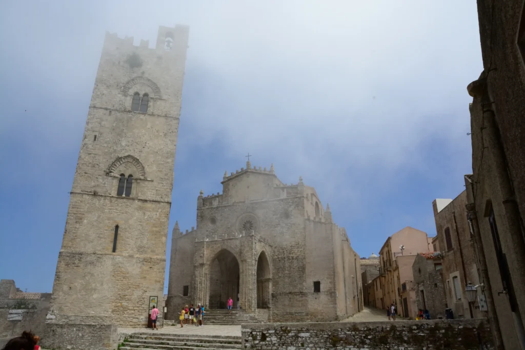 Erice zwischen den Wolken in Sizilien