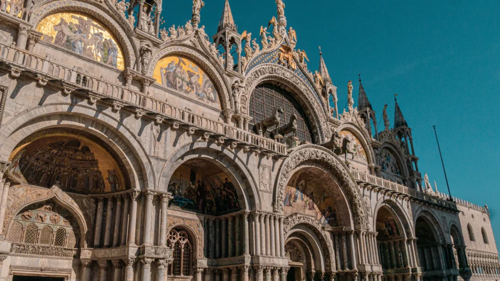 Zeit für den Besuch der Basilika Sankt Markus in Venedig, Italien